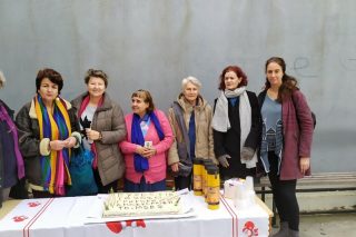 Πρωτοχρονιάτικη πίτα του «Μωβ» με τις κρατούμενες της Πέτρου Ράλλη
