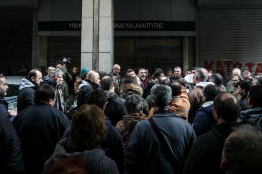 «Ούτε βήμα πίσω» οι εργαζόμενοι στα ναυπηγεία Ελευσίνας