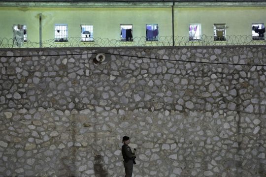 Στο σκοτάδι οι φυλακές, το κυβερνητικό «όραμα»
