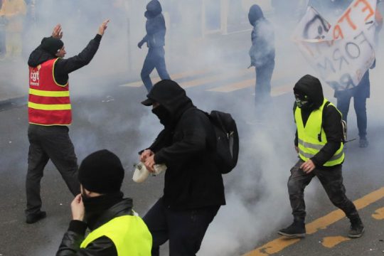 Δακρυγόνα κατά απεργών στις συγκοινωνίες στο Παρίσι  