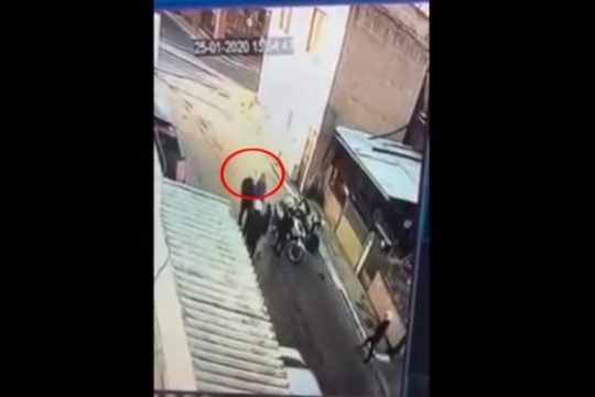 Αστυνομικός κακοποιεί εντεκάχρονο