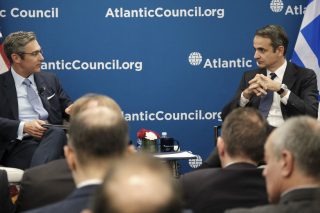 Και προβλέψιμος και υποτελής και γκαφατζής
