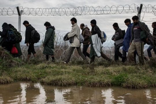 «Ηξεις-αφήξεις» για τις προσφυγικές δομές στον Εβρο