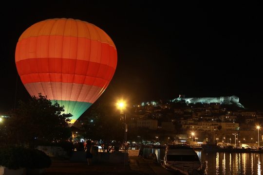 Ποίηση με πλόες αλεξιπτώτων και αεροστάτων