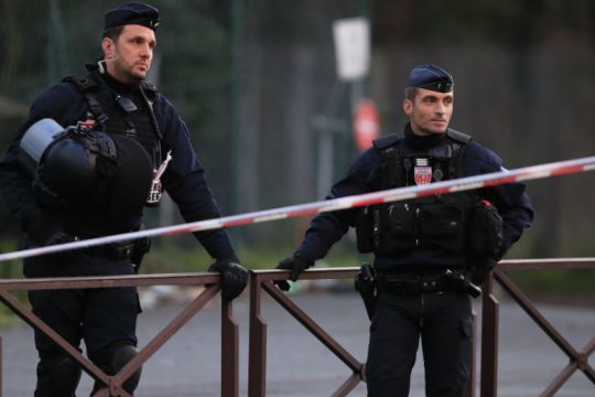Αστυνομικοί τραυμάτισαν άνδρα που απείλησε περαστικούς στη Γαλλία