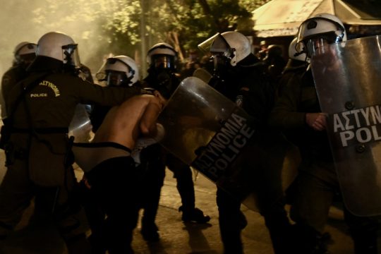 Εθνική Επιτροπή για τα Δικαιώματα του Ανθρώπου: Υπό έρευνα οι καταγγελίες περί αστυνομικής βίας