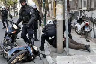Καπελώνοντας απροκάλυπτα τους εισαγγελείς
