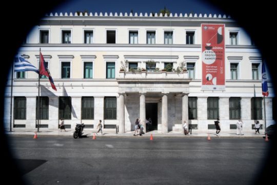 Με κεριά δουλεύουν οι δημοτικοί υπάλληλοι στις γειτονιές της Αθήνας