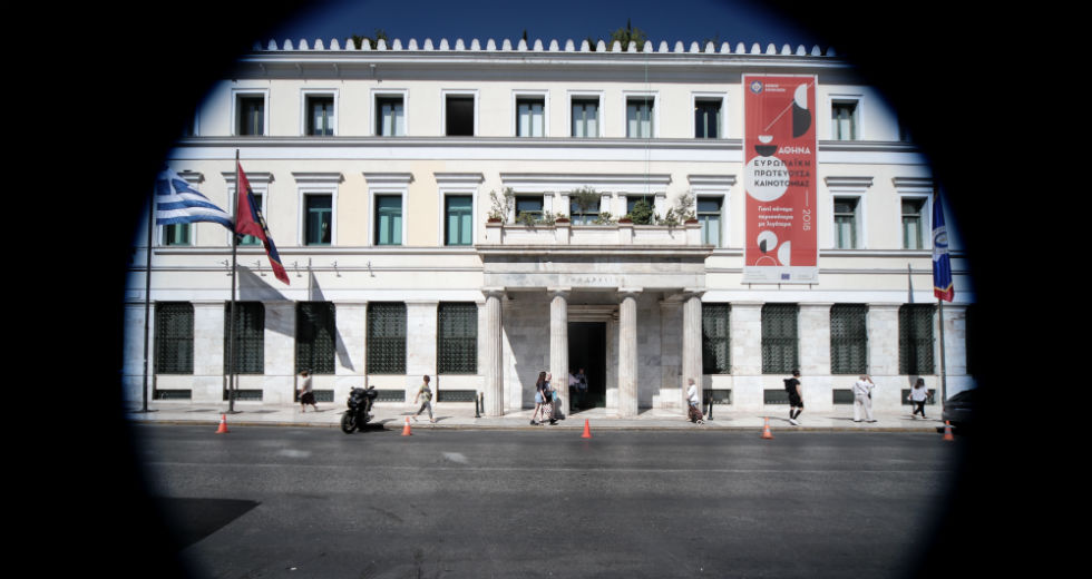 Με κεριά δουλεύουν οι δημοτικοί υπάλληλοι στις γειτονιές της Αθήνας