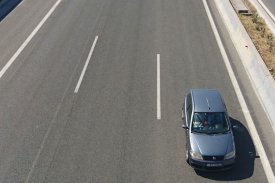 Σύγκρουση νταλίκας-ΚΤΕΛ με έναν νεκρό στην Αθηνών-Λαμίας