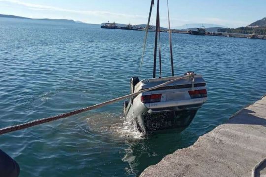 Νεκρός άνδρας από πτώση αυτοκινήτου σε λιμάνι της Σαλαμίνας