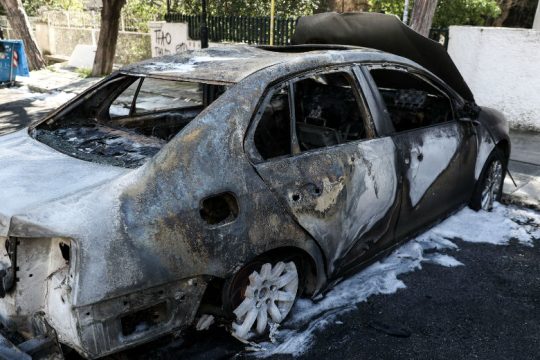 Αυτοκίνητο κάηκε ολοσχερώς σε πυλωτή πολυκατοικίας
