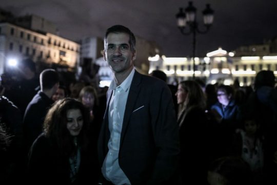 Θέλει να κρυφτεί… η «Δημοκρατία», αλλά…