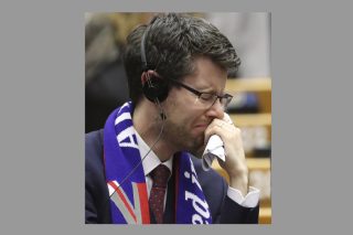 Σόου με γέλια και δάκρυα στην ιστορική ψηφοφορία των ευρωβουλευτών