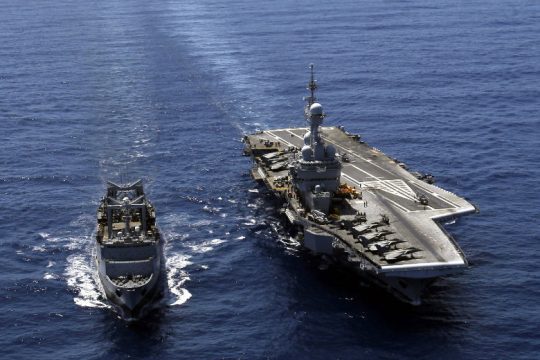 Το γαλλικό αεροπλανοφόρο «Ντε Γκωλ» πλέει στον Βόρειο Ατλαντικό
