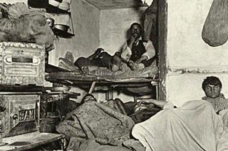 «Δίκην κτηνών» οι Ελληνες στη… Γη της Επαγγελίας