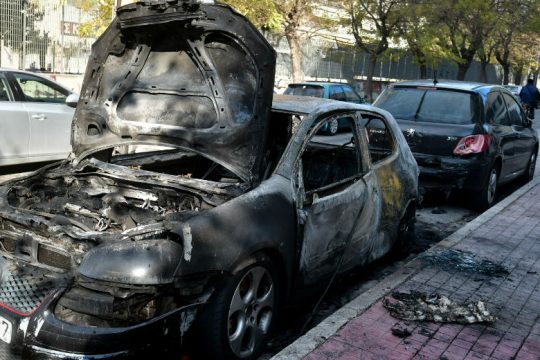 Τρίτη νύχτα εμπρησμών αυτοκινήτων στην Αττική