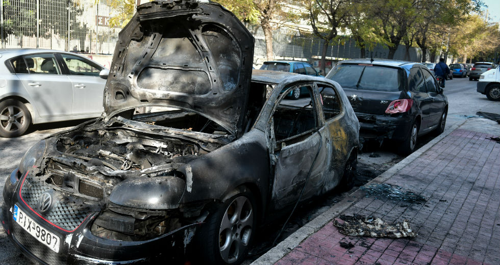 Τρίτη νύχτα εμπρησμών αυτοκινήτων στην Αττική