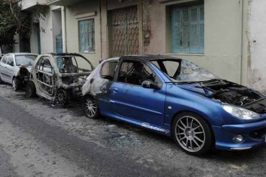 Εμπρησμοί δύο αυτοκινήτων τα ξημερώματα στα Πετράλωνα