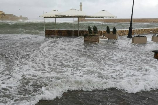 Κρήτη: Σταδιακή εξασθένιση της κακοκαιρίας, παραμένει το απαγορευτικό