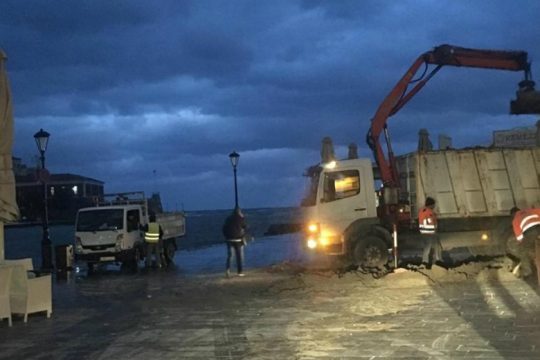 Χανιά: Τόνους σκουπιδιών και λάσπης άφησε ο Ηφαιστίωνας στο παραλιακό μέτωπο
