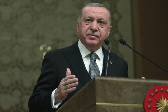 Έξαλλος ο Ερντογάν απειλεί τον Χάφταρ μετά το ναυάγιο της Μόσχας