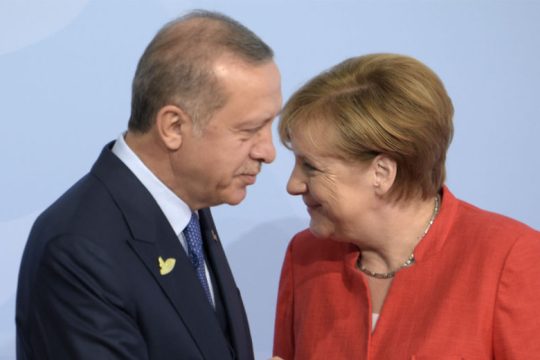 Bild: Ο Ερντογάν υπαγόρευσε στη Μέρκελ τον κατάλογο των προσκεκλημένων