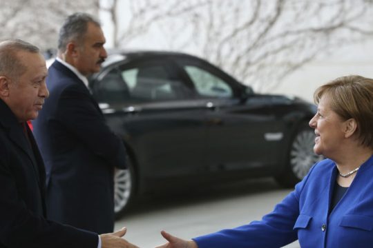Ερντογάν σε Μέρκελ: Γιατί έχετε κακομάθει τόσο πολύ τον Χάφταρ;