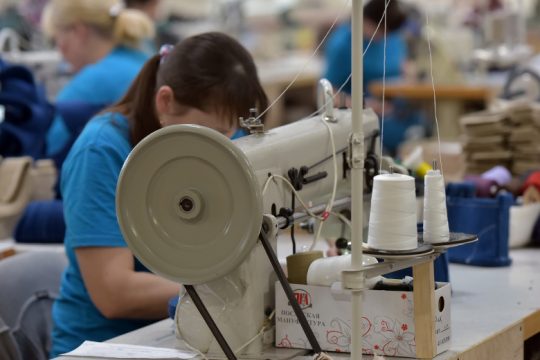 Υπερσυγκέντρωση πλούτου στις πλάτες των γυναικών