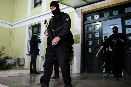 Στη φυλακή ο «τοξοβόλος» και οι δύο γυναίκες