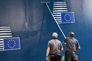 Η Ευρωπαϊκή Ενωση μπροστά στην κρυστάλλινη σφαίρα