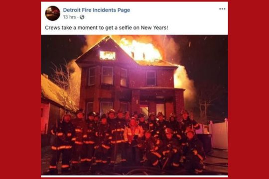 Πυροσβέστες γιόρτασαν την Πρωτοχρονιά με… σέλφι μπροστά σε φλεγόμενο σπίτι