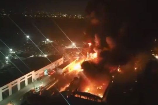 Υπό μερικό έλεγχο η φωτιά σε εργοστάσιο της Σίνδου