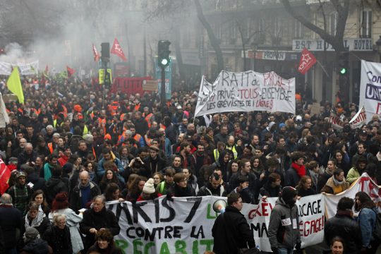 Εκατοντάδες χιλιάδες στους δρόμους της Γαλλίας για τις συντάξεις