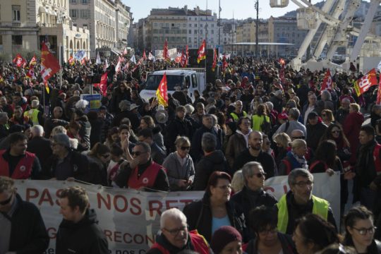 Αναδίπλωση Μακρόν μετά τις συνεχείς κινητοποιήσεις στη Γαλλία