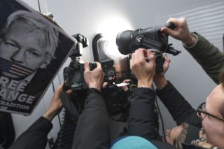 Έκκληση στην ελληνική κοινωνία για άσυλο στον Τζούλιαν Ασάνζ
