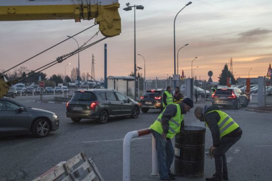 Στο χορό των απεργιακών κινητοποιήσεων και τα διυλιστήρια στη Γαλλία