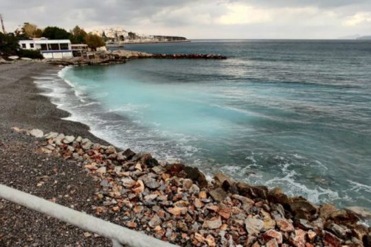 Καταγγέλουν αυθαιρεσίες στην ανάπλαση της παραλίας Γαργαδόρου