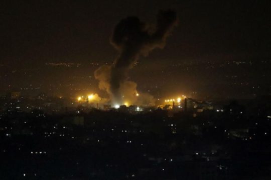 Οι πρώτοι ισραηλινοί βομβαρδισμοί στη Γάζα μετά το «ειρηνευτικό» σχέδιο