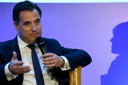 Ο «καθαρόαιμος» Άδωνις την ώρα που πνίγονται άνθρωποι