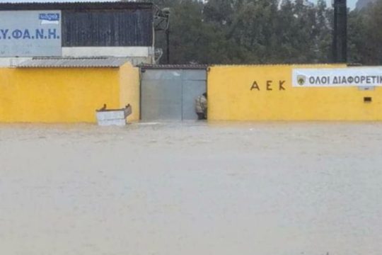 Γήπεδο μετατράπηκε σε λιμνοθάλασσα στο Ηράκλειο