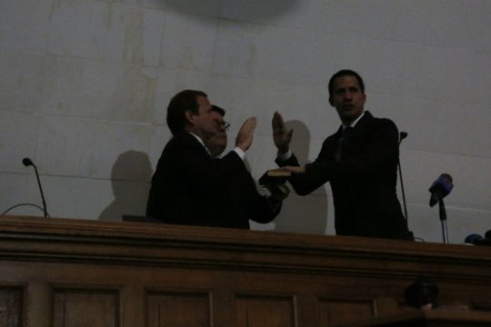 O Γουαϊδό πρόεδρος της Βουλής μέσα σε σκοτεινό και άδειο κτίριο