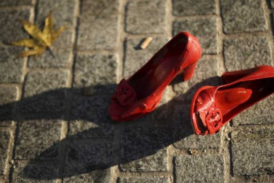 Γυναικοκτονίες: ρέκβιεμ για την αυτοκτονική κοινωνία