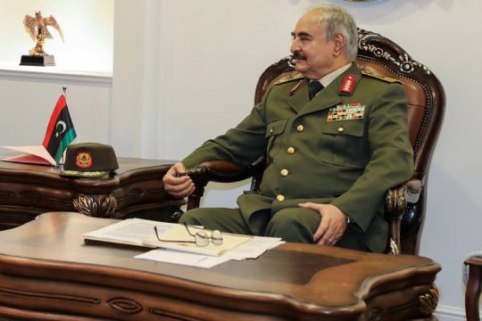 Συναινεί ο Χάφταρ σε κατάπαυση πυρός στη Λιβύη