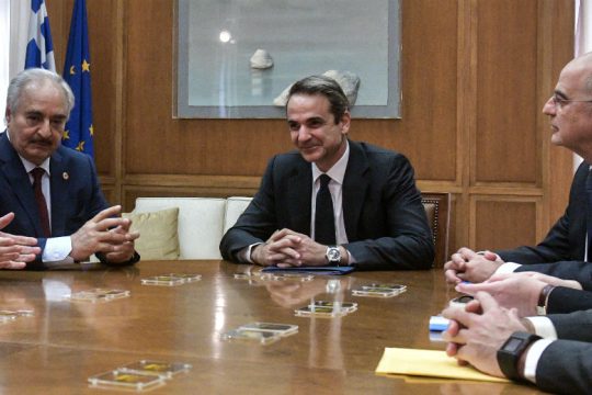 Καρδούλες από τον Χάφταρ σε Μητσοτάκη και Δένδια