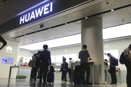 Πράσινο φως σε Huawei από Ε.Ε., παρά τις πιέσεις των ΗΠΑ