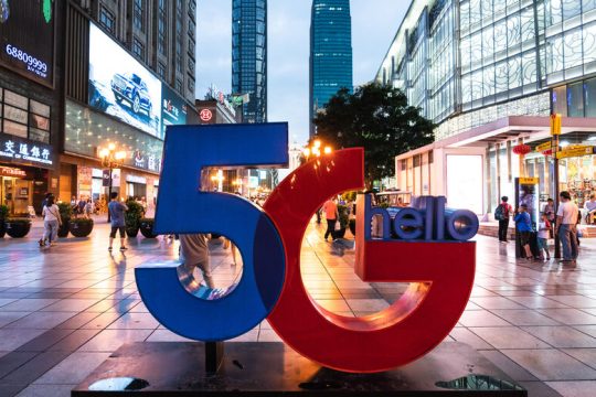 «Αγκαλιάζει» τη Huawei η Βρετανία