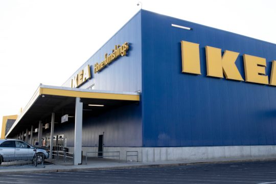 Η IKEA πληρώνει 46 εκατ. δολάρια μετά από θάνατο μωρού μέσα σε συρτάρι