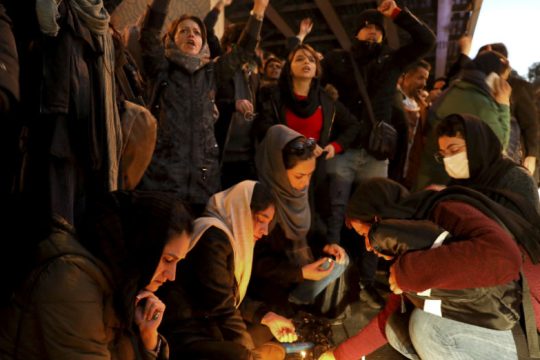 Οργισμένες διαδηλώσεις για τα «ψέματα» των ιρανικών αρχών