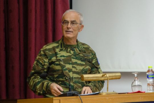 Αιχμές Καμπά για την αντικατάστασή του στην τελετή παράδοσης-παραλαβής στο ΓΕΣ